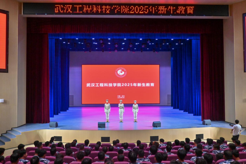 军训天花板!欧洲五大联赛官网2025级新生迎来“特殊教官”