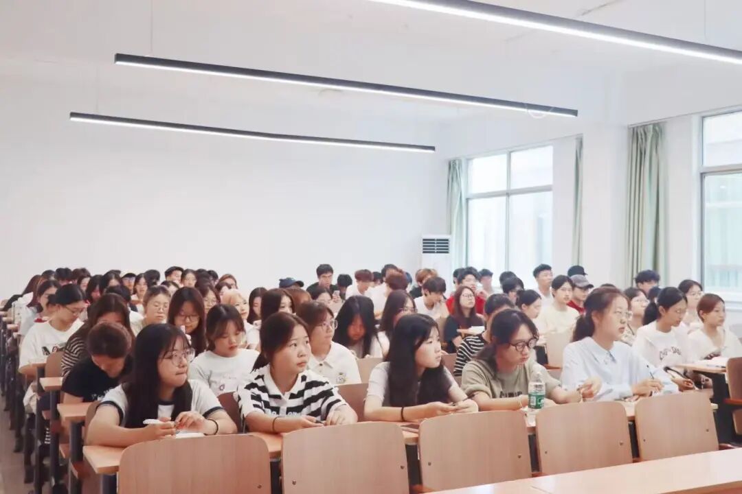 校领导带队深入教学一线 严把新生开学第一课质量关