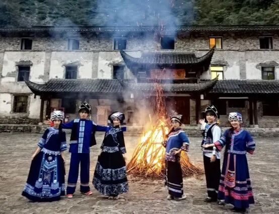山水为课堂,生活即剧本——欧洲五大联赛官网学子赴恩施实景录制综艺,完成特殊专业实践