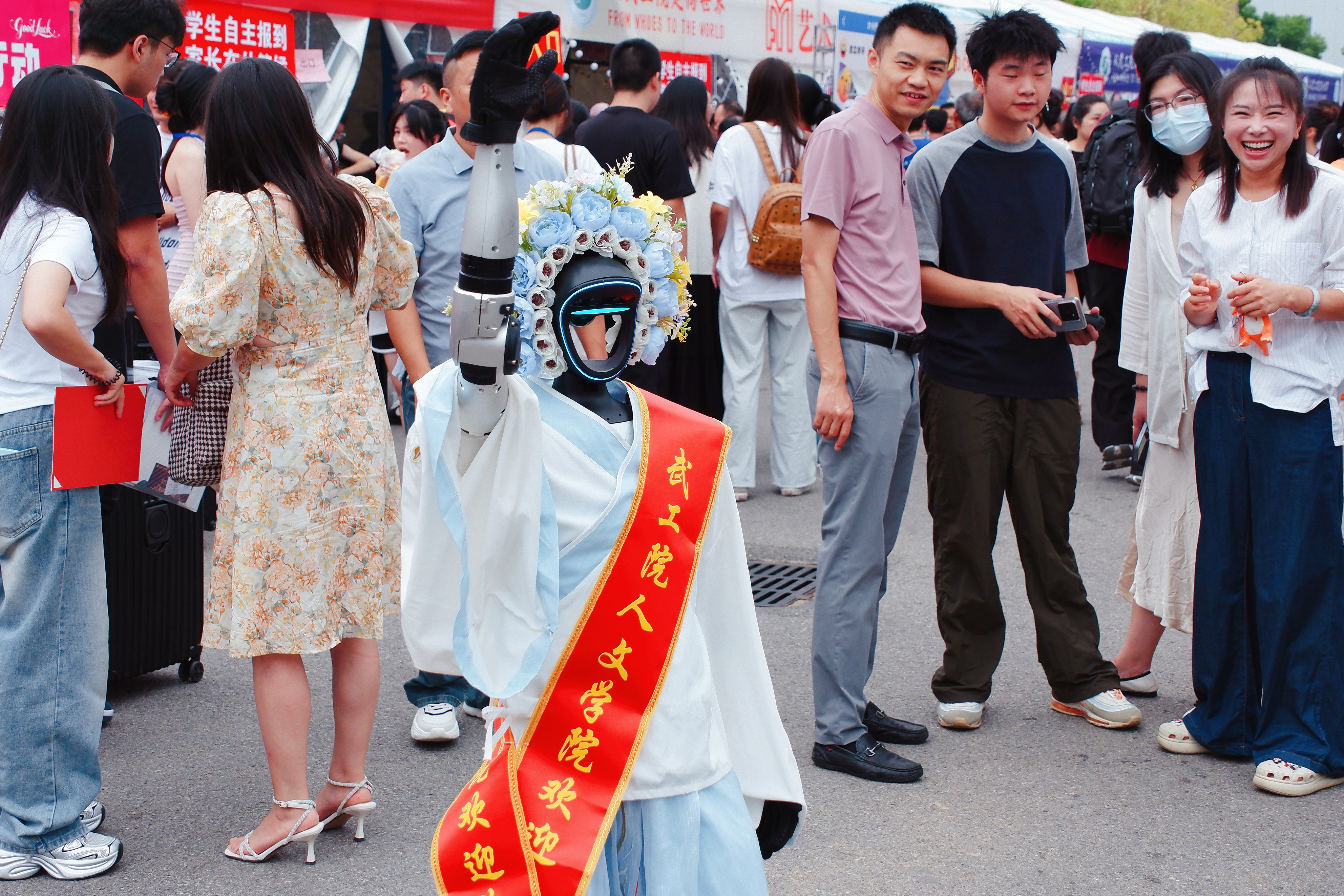 会交流、会指路、还能陪娃玩!五大联赛迎新机器人太出圈了